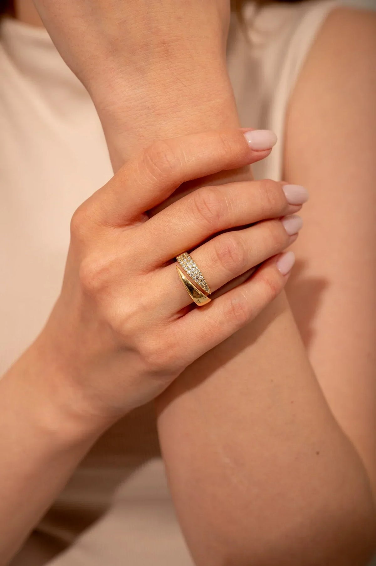 GOLDESSA™ - ELEGANT GOLD RING WITH SPARKLING STONES