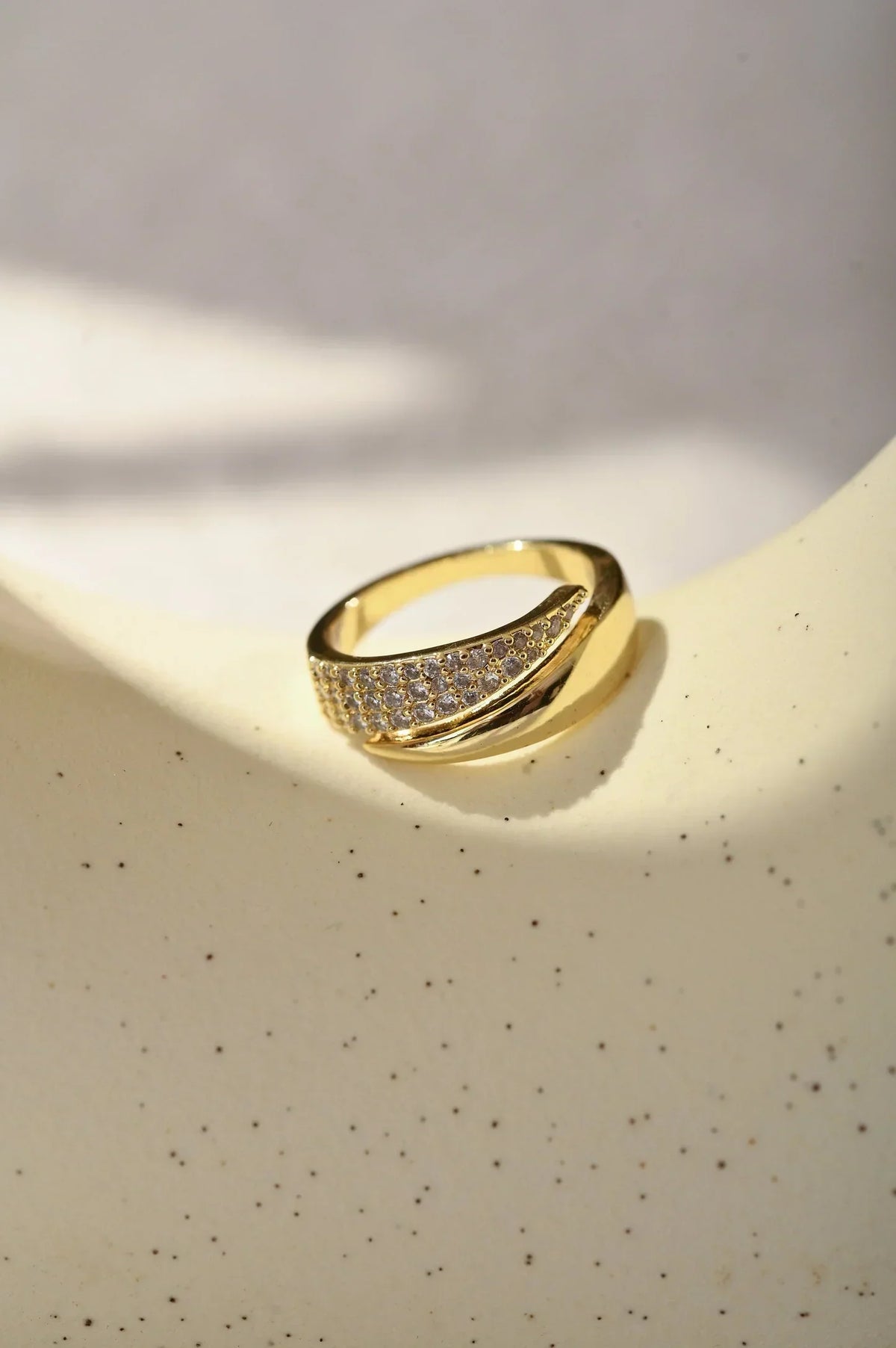 GOLDESSA™ - ELEGANT GOLD RING WITH SPARKLING STONES