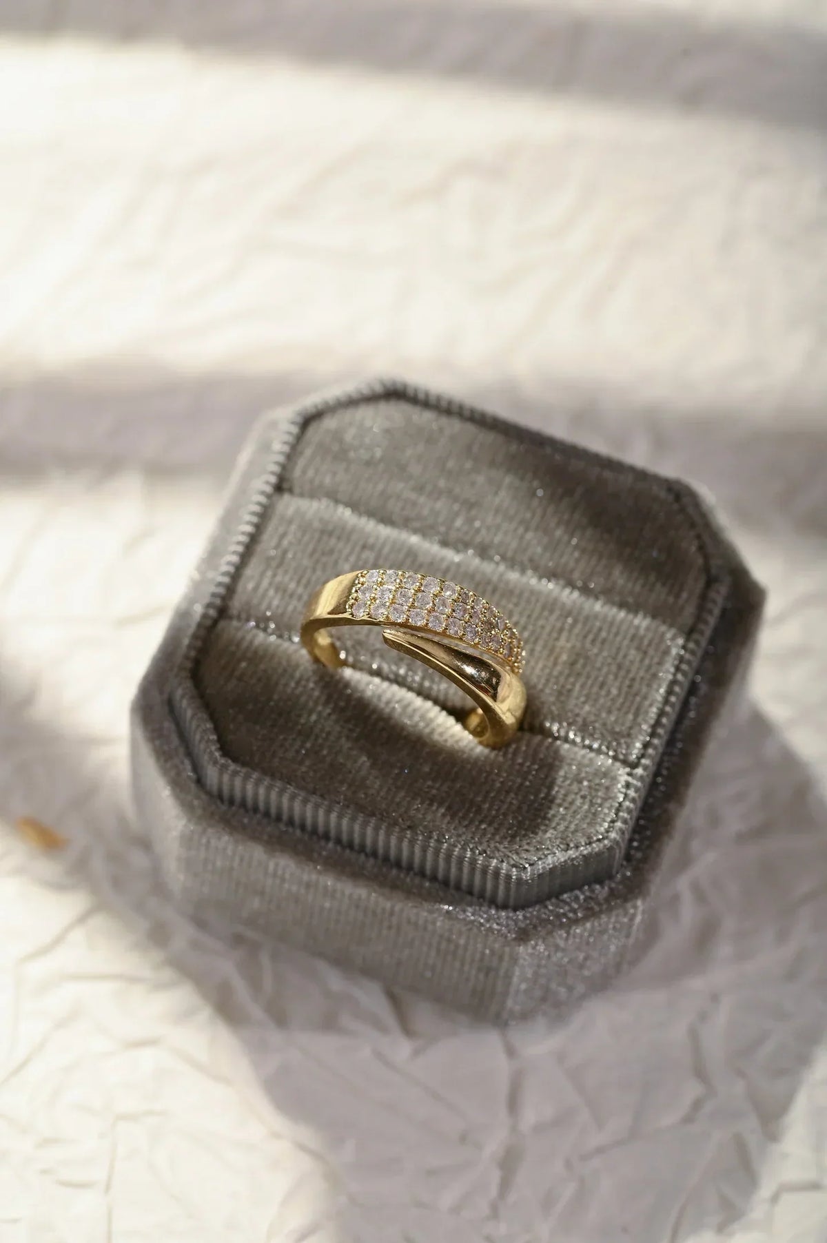 GOLDESSA™ - ELEGANT GOLD RING WITH SPARKLING STONES