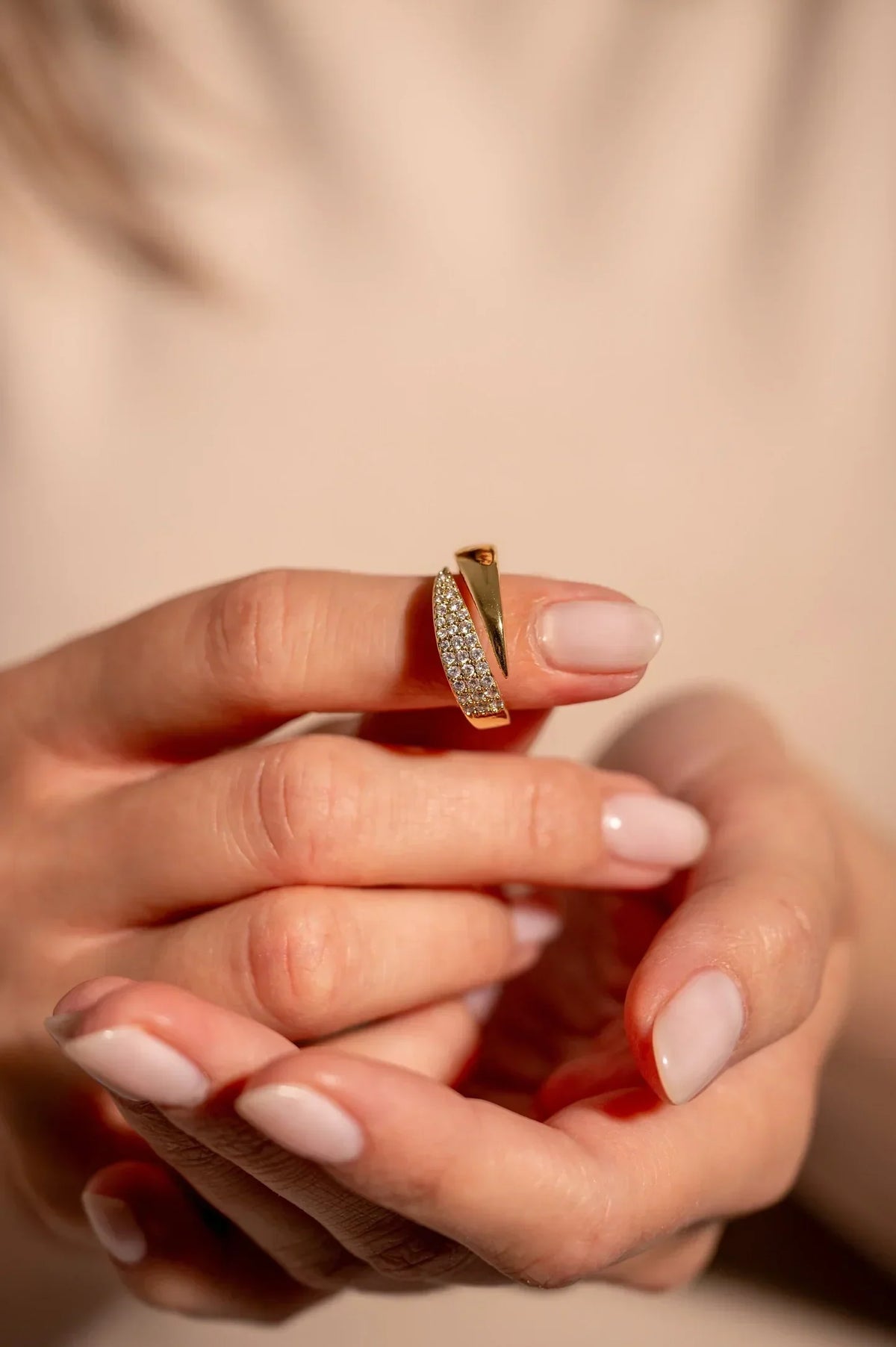 GOLDESSA™ - ELEGANT GOLD RING WITH SPARKLING STONES