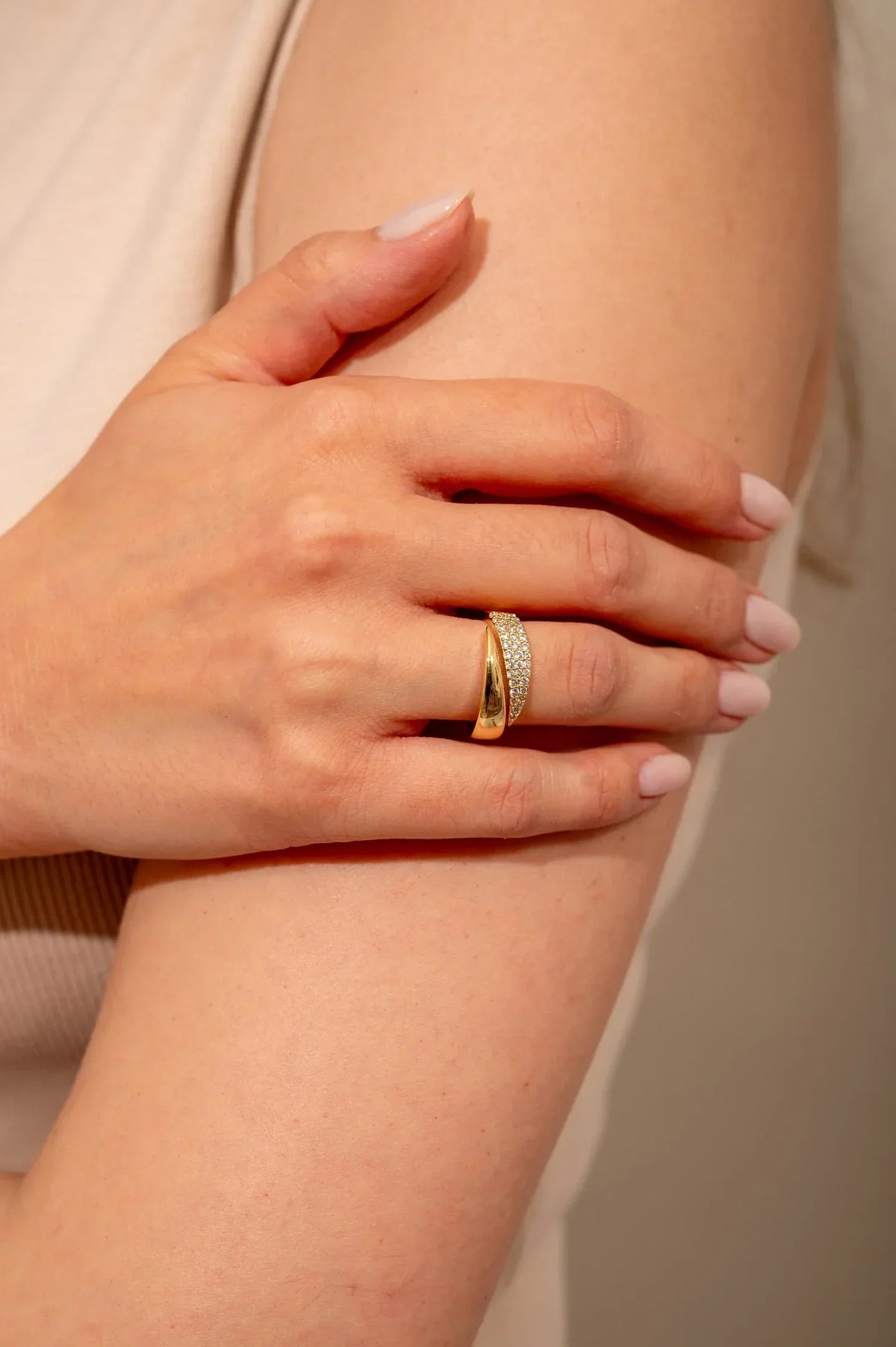 GOLDESSA™ - ELEGANT GOLD RING WITH SPARKLING STONES
