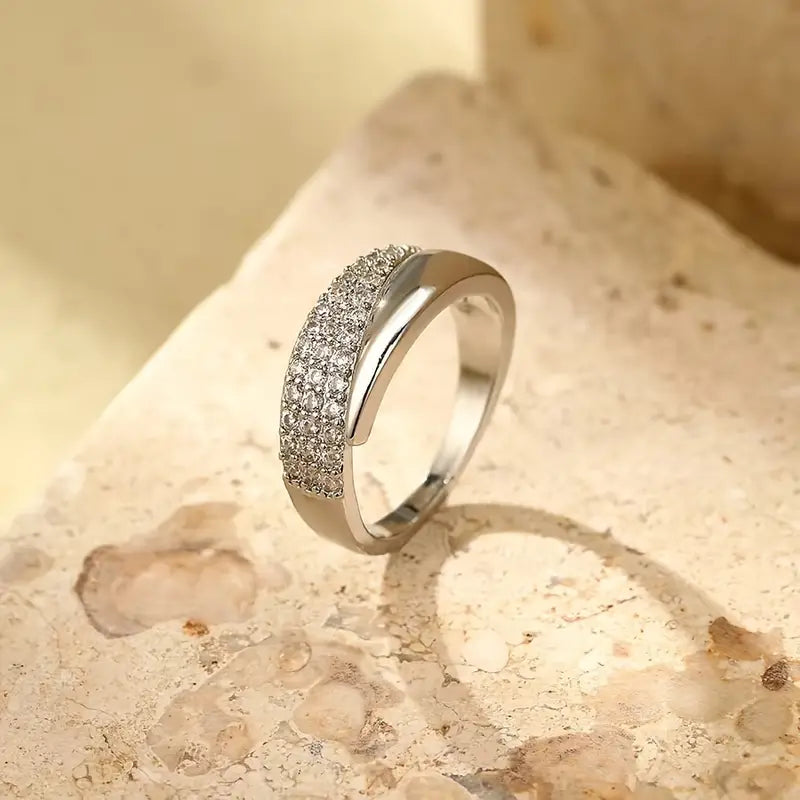 GOLDESSA™ - ELEGANT GOLD RING WITH SPARKLING STONES