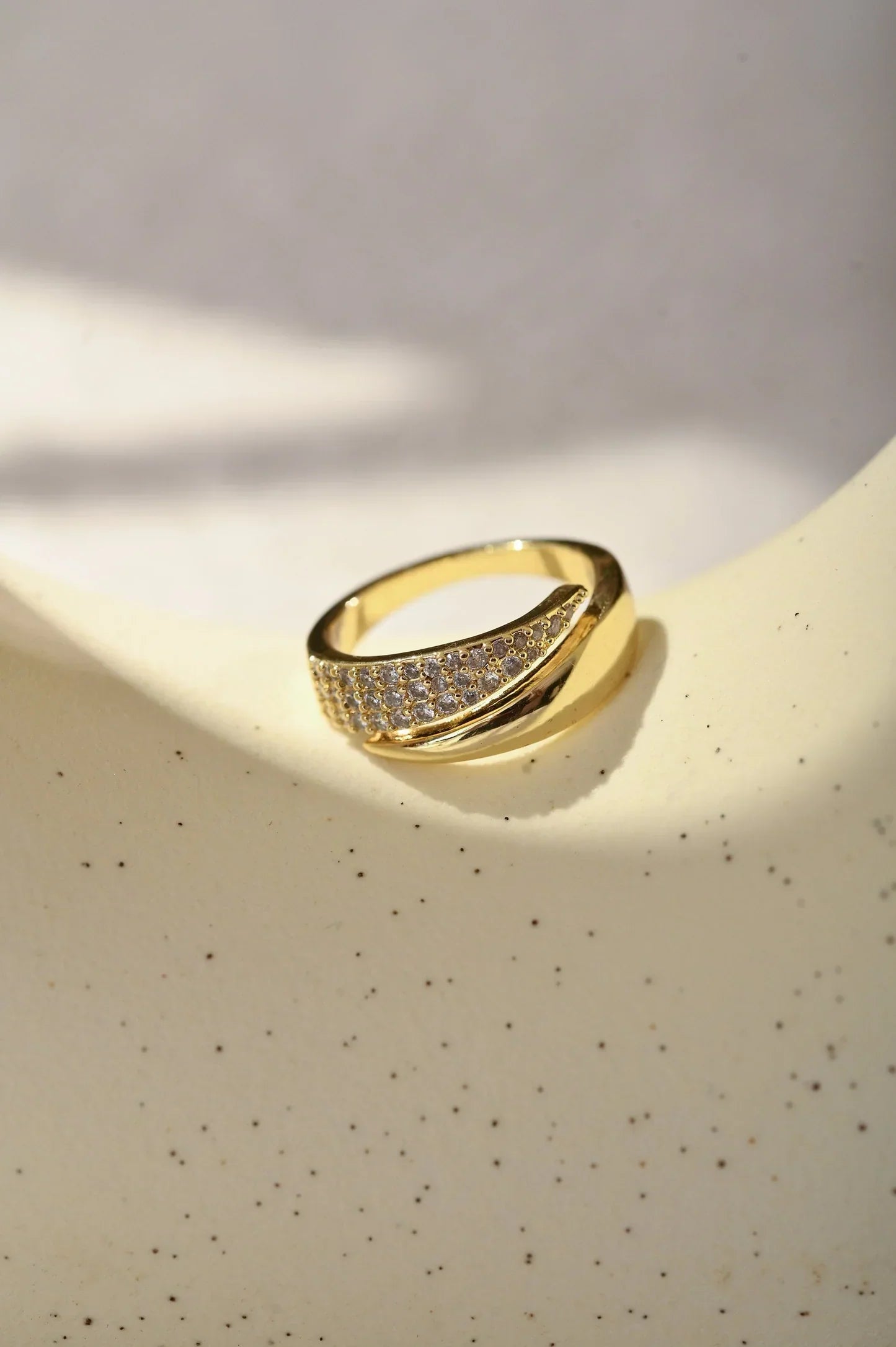 Antaradus - Elegant Gold Ring with Sparkling Stones